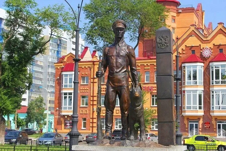 Пограничник с собакой благовещенск. Амурская область пограничник памятник. Амурская область памятники. Памятник афганцам в благовещенске. Город благовещенск достопримечательности.
