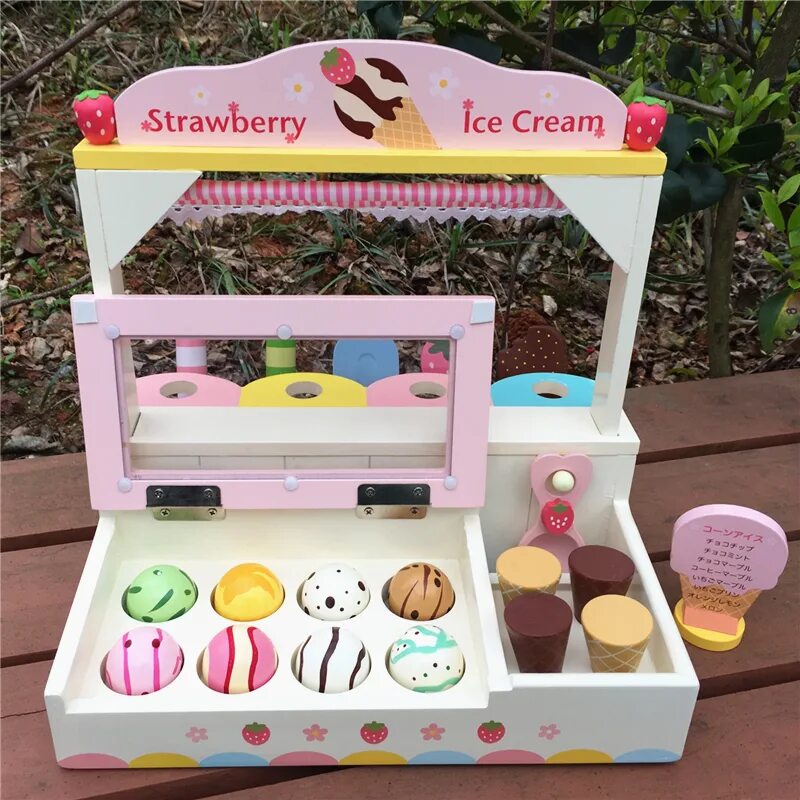 Strawberry ice cream machine девочка