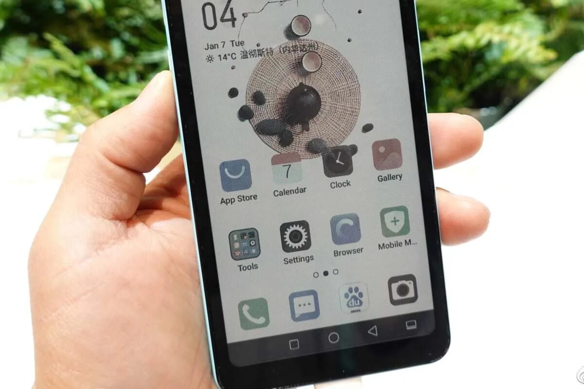 Смартфоны с ips экраном 2025. Смартфон с eink дисплеем.. смартфон eink 2025. hisense color e-ink. смартфон hisense a9 с экраном на электронной бумаге e ink carta.