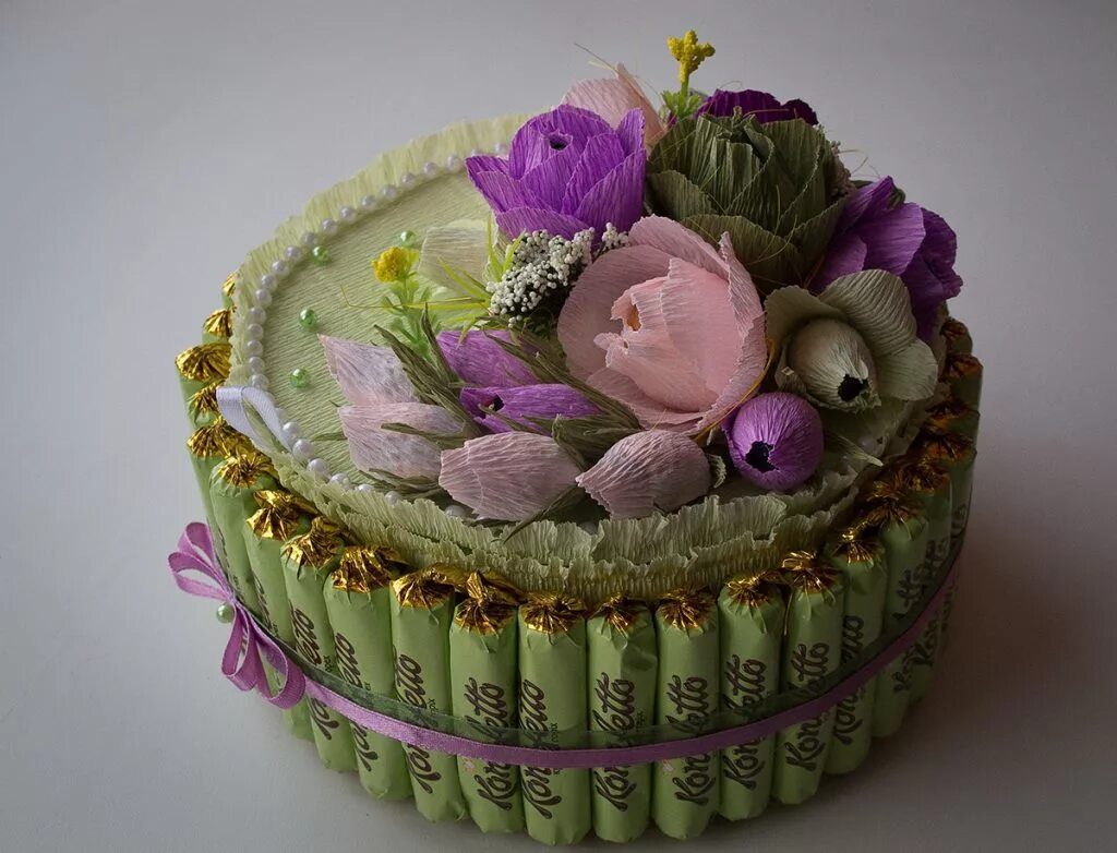 подарочный торт из конфет. необычные торты из конфет. торты своими руками мастер класс. торт из конфет своими руками. торт украшенный ммдемс.