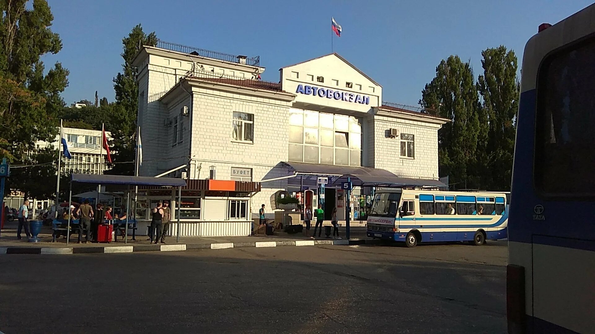 Сайт автовокзала севастополь. Центральный автовокзал Севастополь. Автобусные станции в Севастополе. Памятник на автовокзале Севастополь. Остановка автовокзал Севастополь.