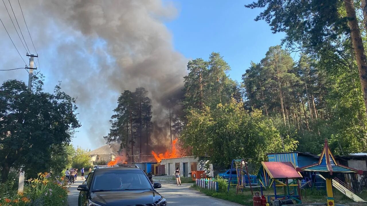 Что горит в екатеринбурге. Пожар в екатеринбурге. пожар екатеринбург сейчас. пожар в екатеринбурге сегодня. пожар в озёрах.