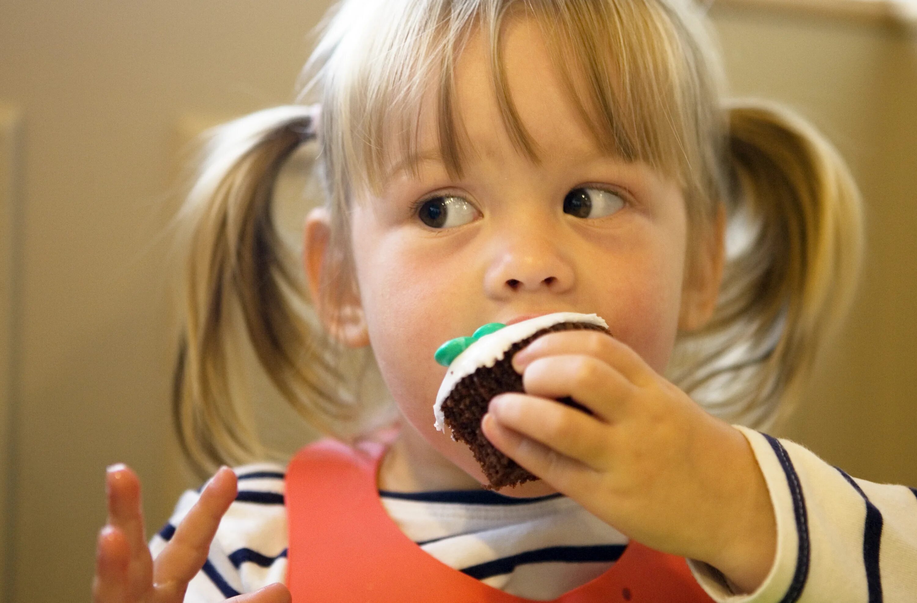 Сладости для детей. Девочка ест пирожное. Дети едят конфеты. Девочка ест конфеты. Ребенок ест сладости