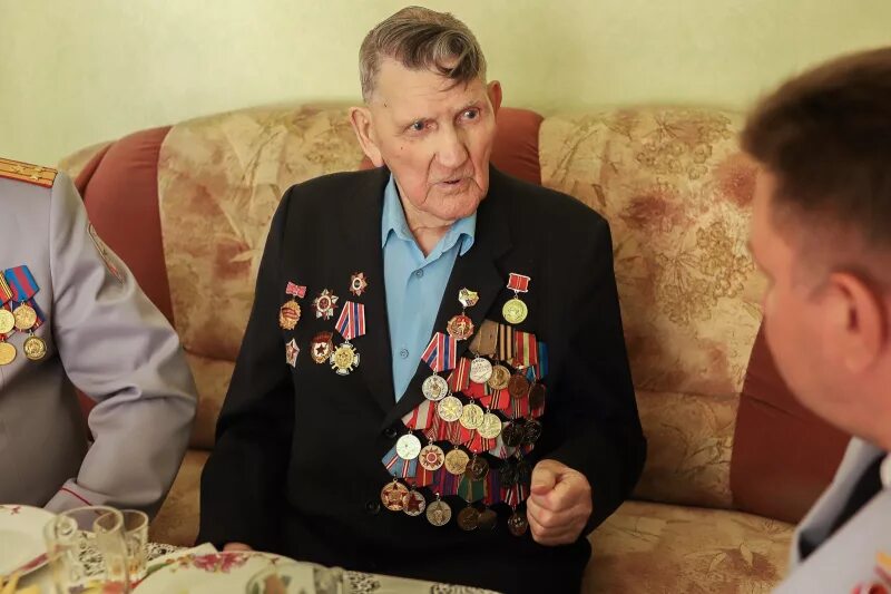 Посетили ветерана великой отечественной войны. Ветеран Омской области. Уткин ветеран. Посещение ветеранов войны.