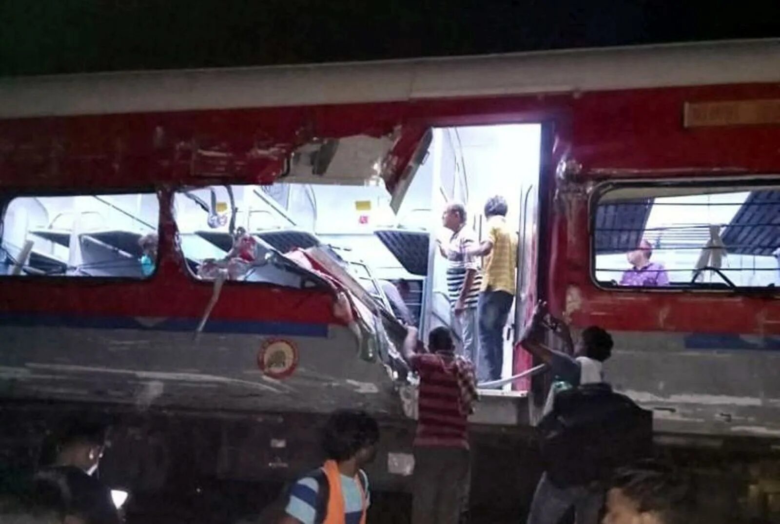 Электрички в чехии. Железнодорожные катастрофы поезда 6919. Поезд украина польша. Люблино крушение поезда. Поезд раненых из украины.