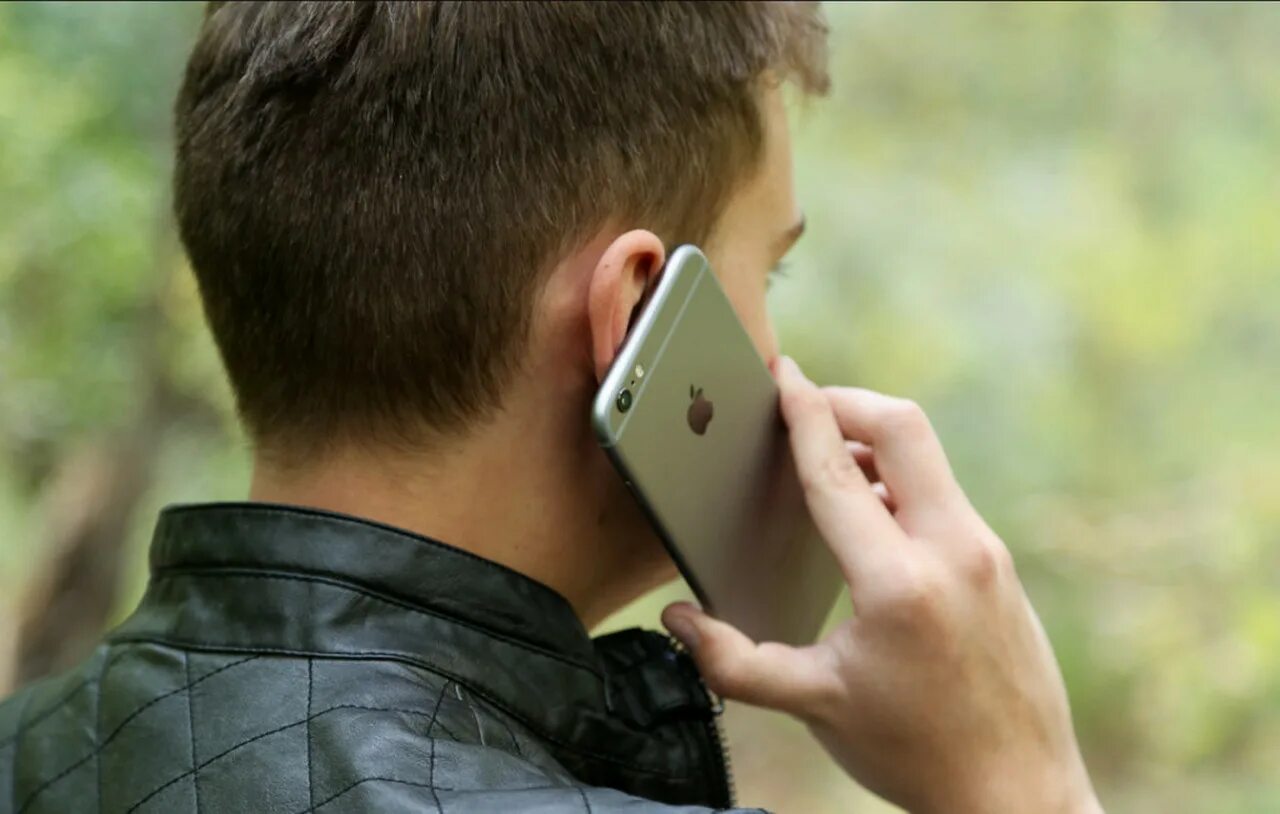 Телефон у уха. Человек с телефоном в руке. Подросток с телефоном. Подросток с айфоном.