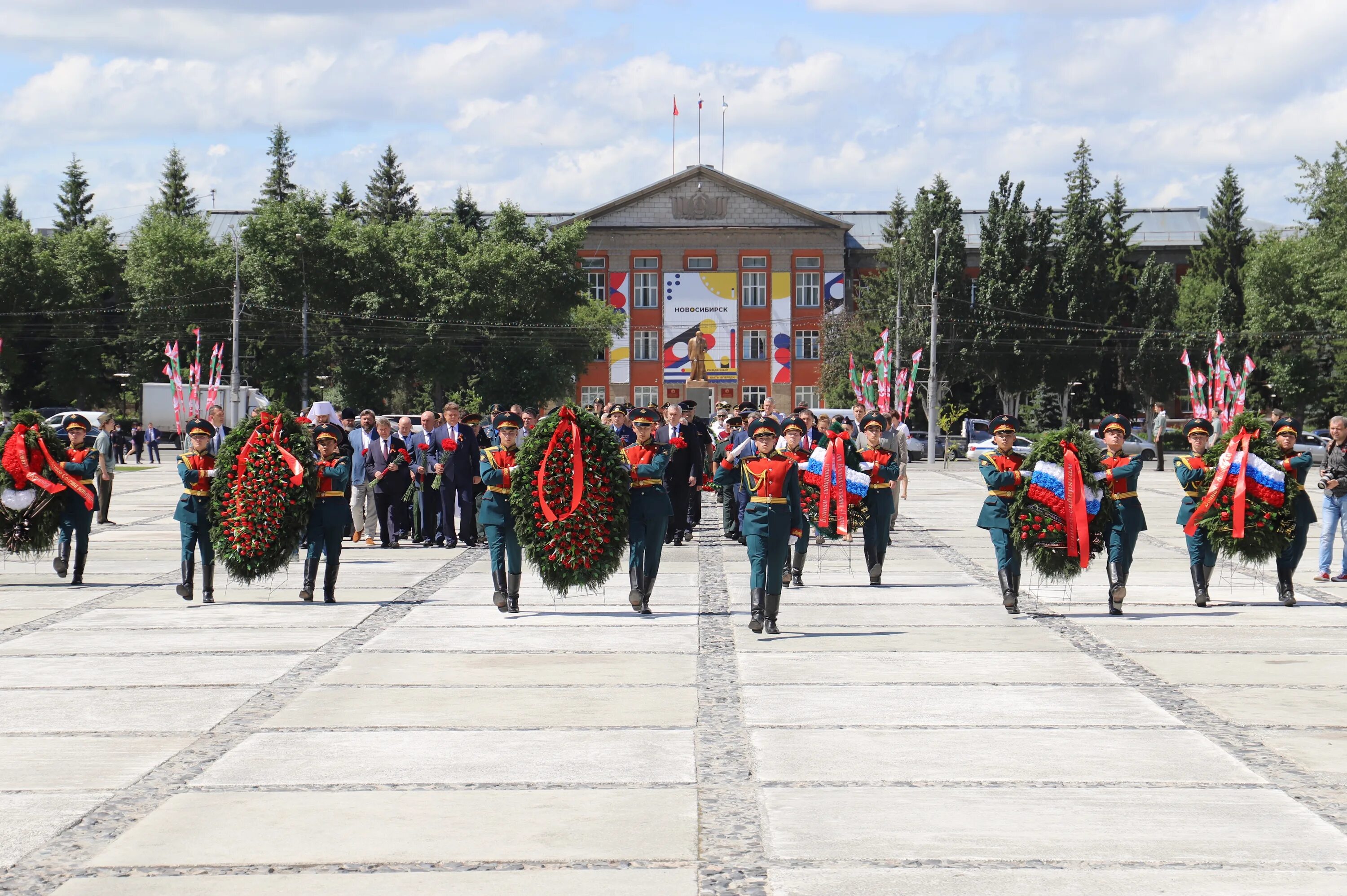 Монумент славы Новосибирск. Памятник славы Новосибирская область село Довольное. 22 Июня возложения цветов Сыктывкар. Гирлянда на памятник.