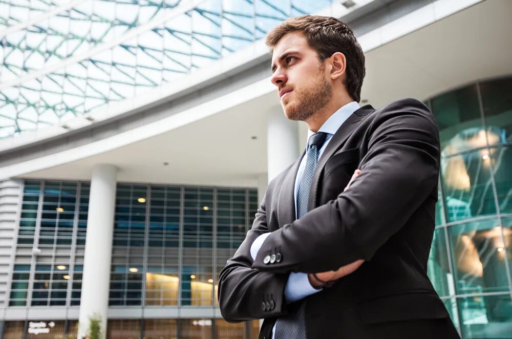 Бизнесмен в банке. Офисный работник. Бизнесмен. Имидж бизнесмена. Мужчина в костюме с телефоном.