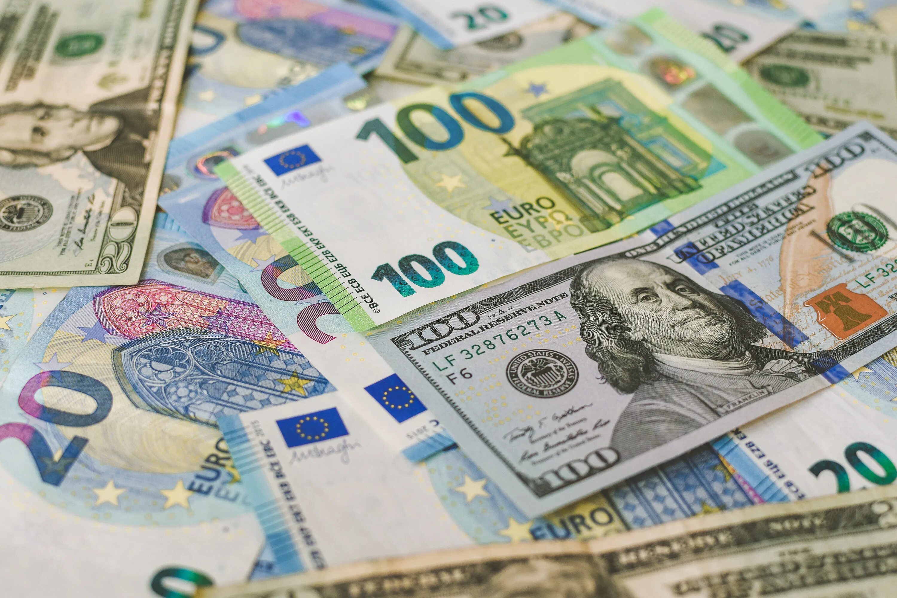 Доллар евро сегодня россия. Доллар и евро. Евро валюта. Валюта доллар евро. Национальная валюта.