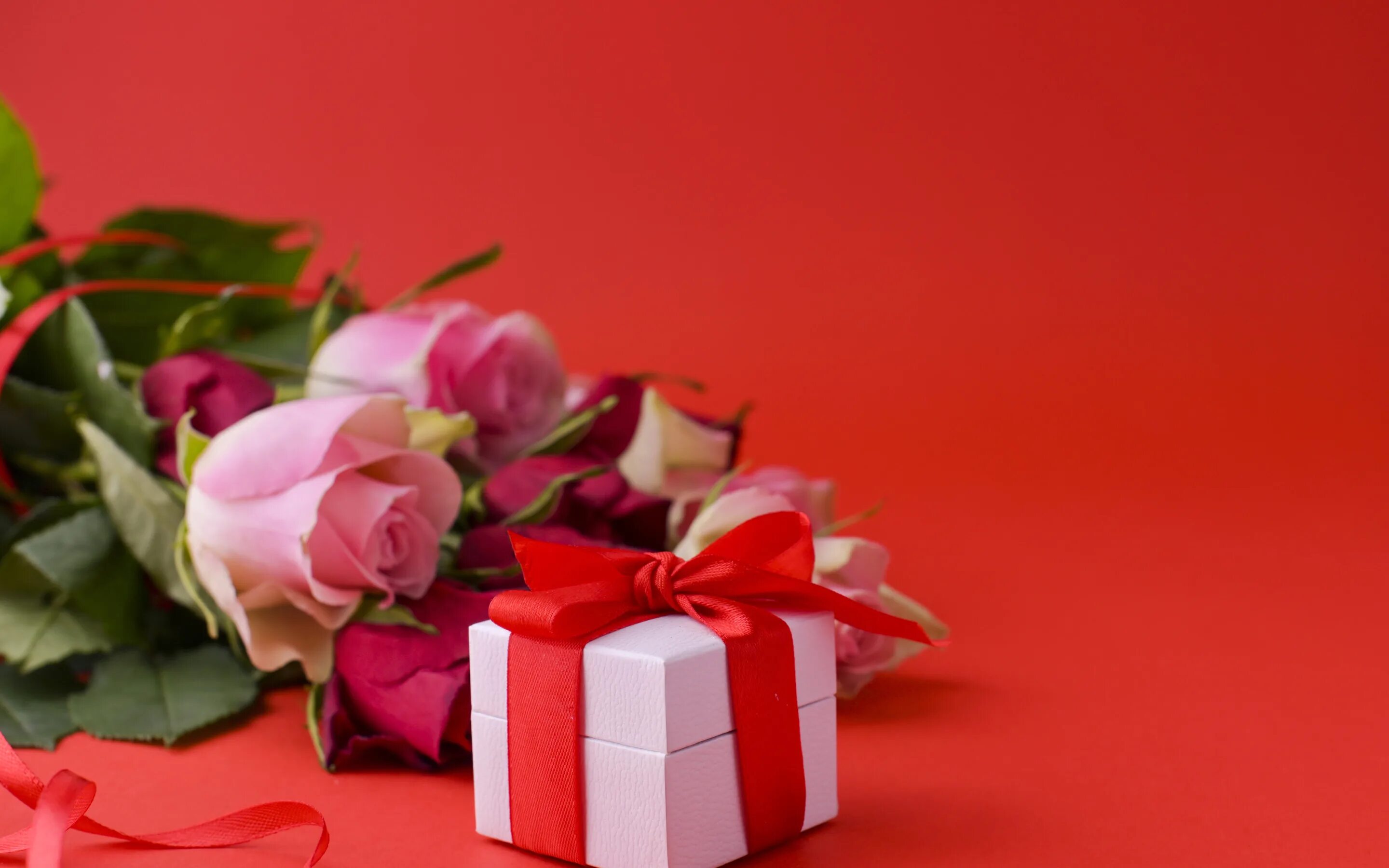 Розы подарок. Цветы в подарок. Красные розы подарок. Подарок на день рождения.