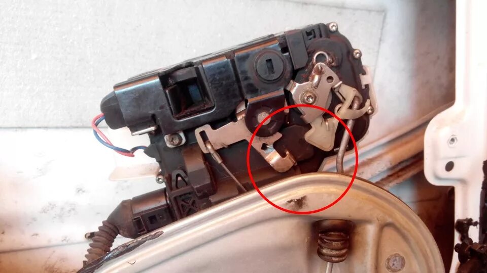 Лечим тяжёлое открывание двери с салона Volkswagen Passat B5, 1,8 л, 2002 года