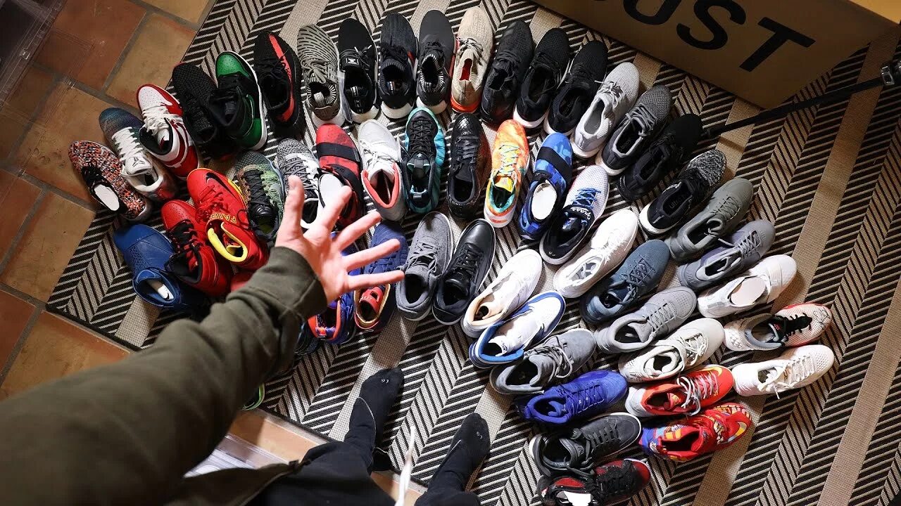 Много кроссовок. Nike с надписью air. Коллекционер кроссовок. Обувь спортивная. Перепродажа кроссовок.