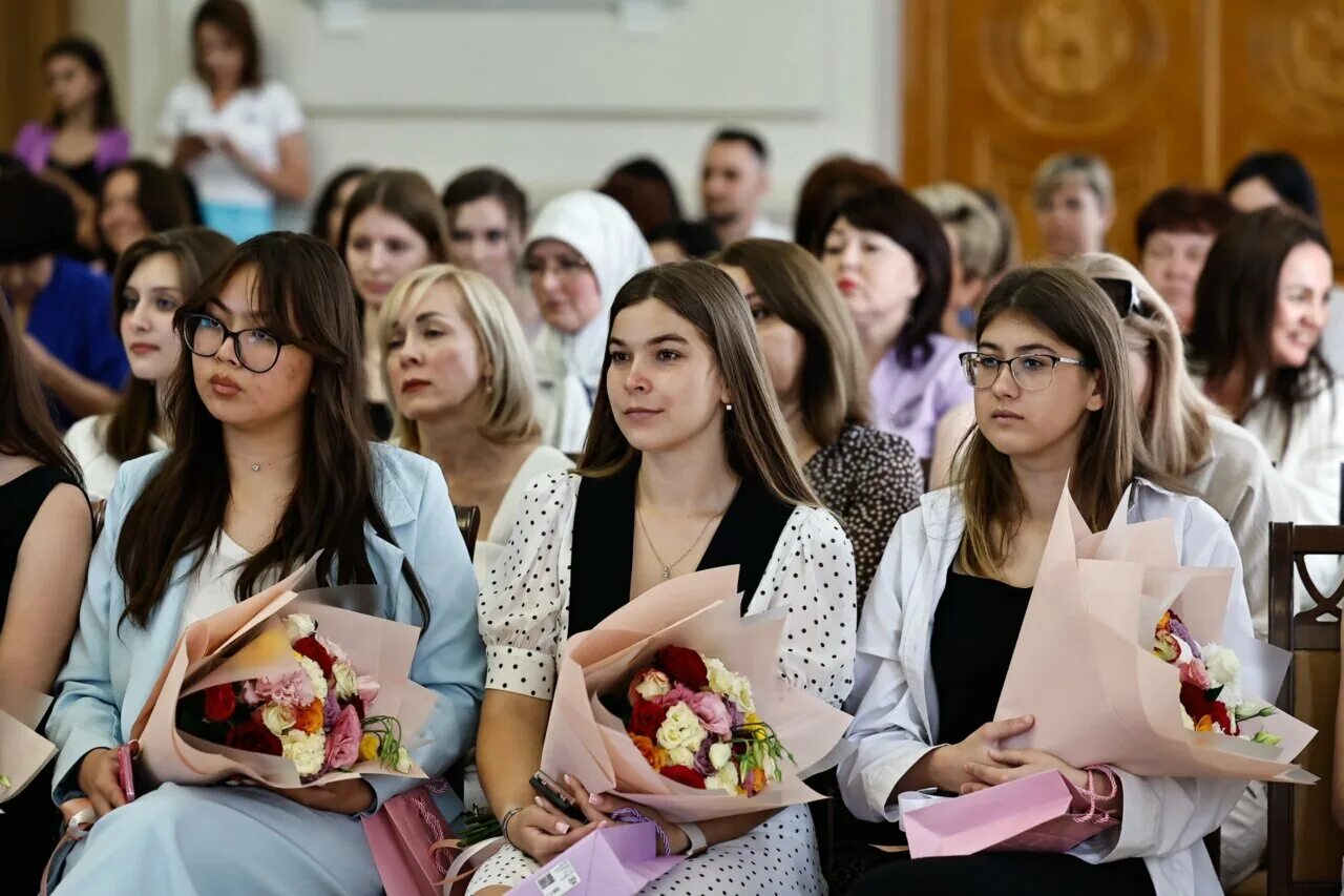 Выпускники школы. Выпускной в школе. Лучшие выпускники. Выпускница школы. Школа 48 астрахань