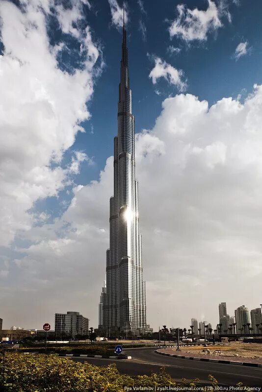 Самое высокое здание название. Башня Бурдж Халифа. Бурдж-Халифа высота башни. Небоскрёб Бурдж-Халифа в Дубае. Самая высокая башня в мире Бурдж Халифа.