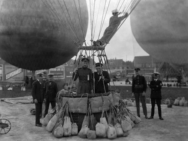 История с шарами. Дирижабль Россия 1885. 1908 Первый русский дирижабль. Петербург 1910 праздник воздухоплавания. Воздухоплавание 19 века.