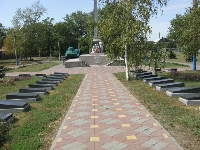 Поселок городского типа глубокий ростовская область. Посёлок глубокий каменский район ростовская область. братская могила на аллее героев. поселок глубокий каменского района ростовской области. пос глубокий каменского р-на ростовской обл.