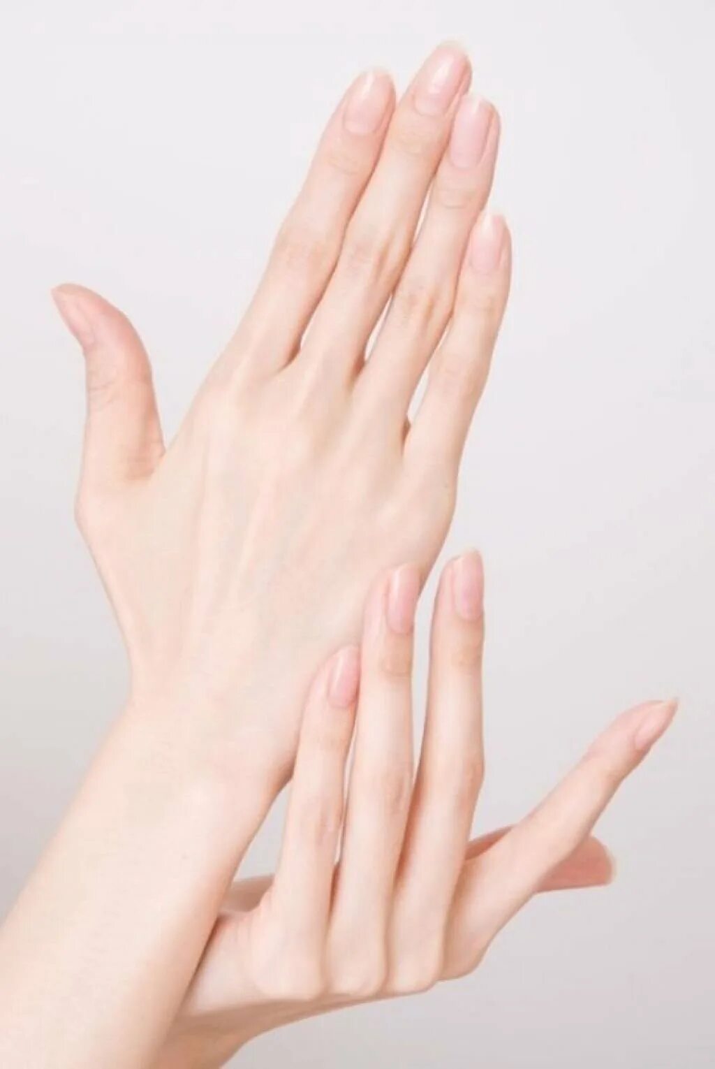 Девушка делает пальчик. Красивые пальцы. Женская рука. Длинные пальцы. Красивые пальцы рук.