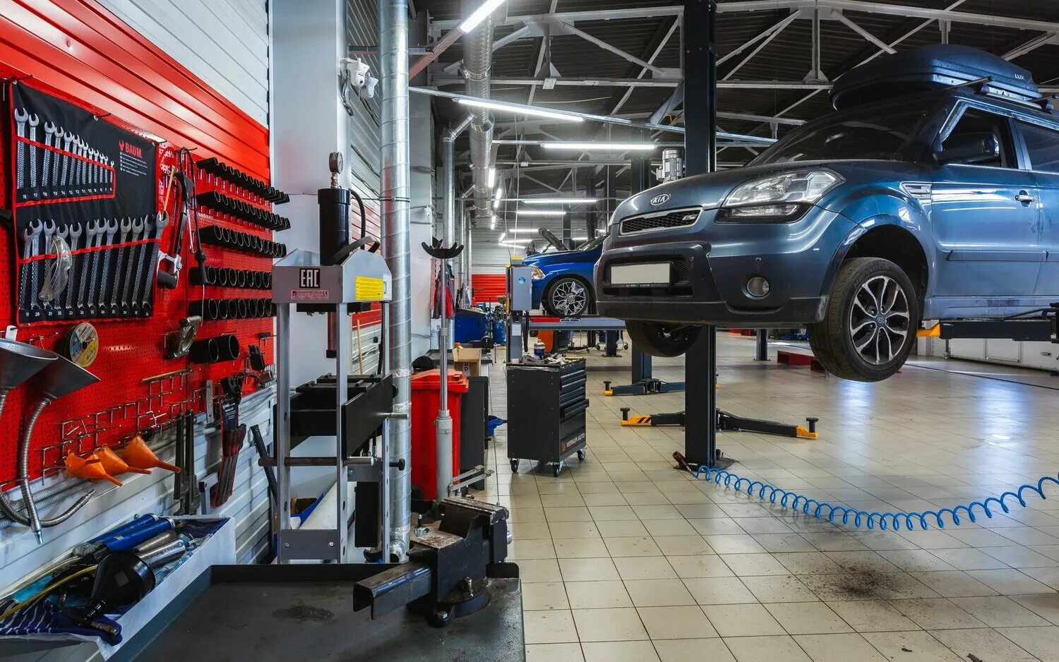 машина в автосервисе. автосервис фото. станция техобслуживания рядом со мной. комплексный автосервис. станция тех обслуживания.