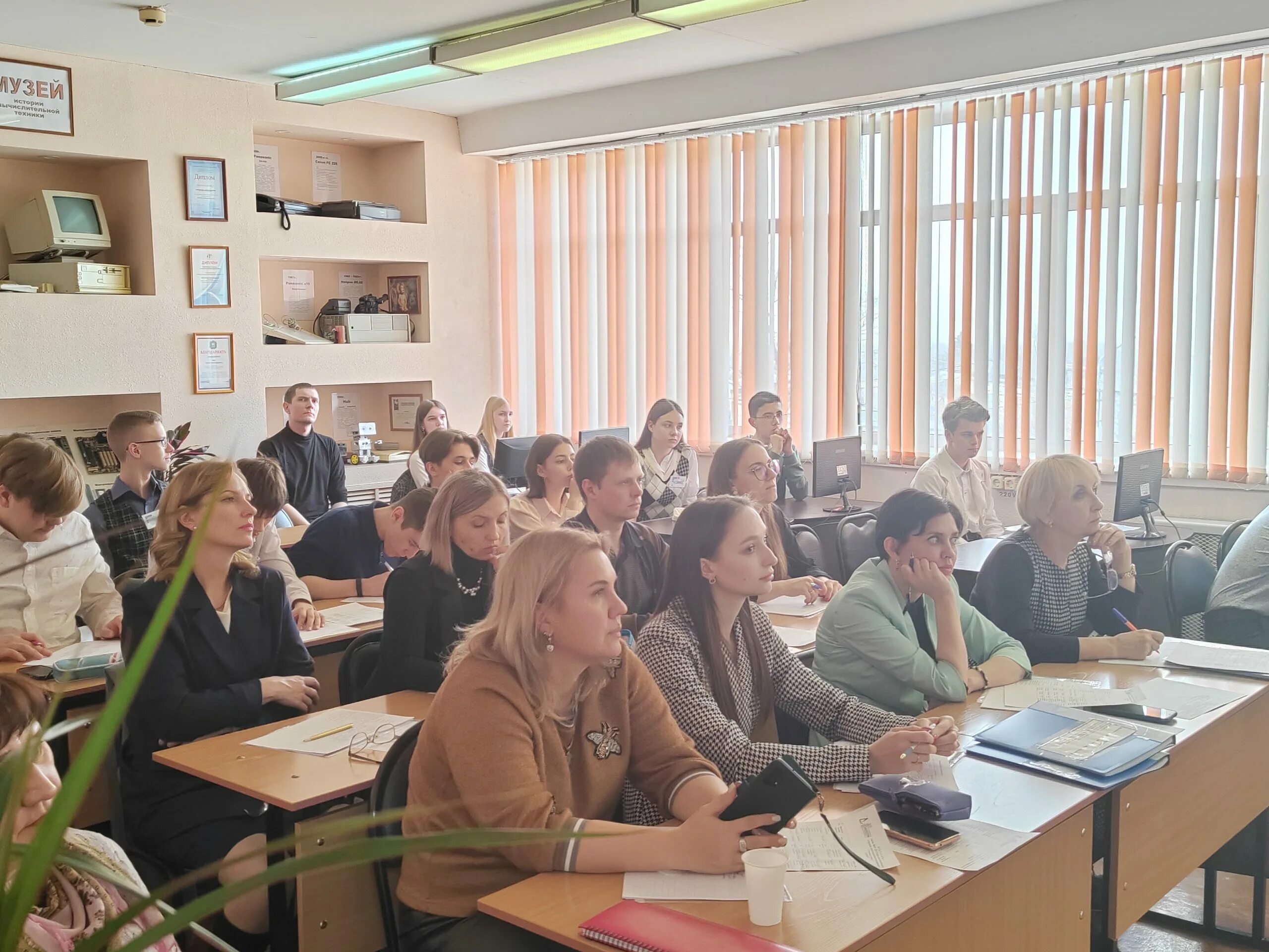 Выступление на научной конференции. Сгу саратов брагина. Совещание учителей. Наука для жизни конференция 2023. Научно-практическая конференция школьников.