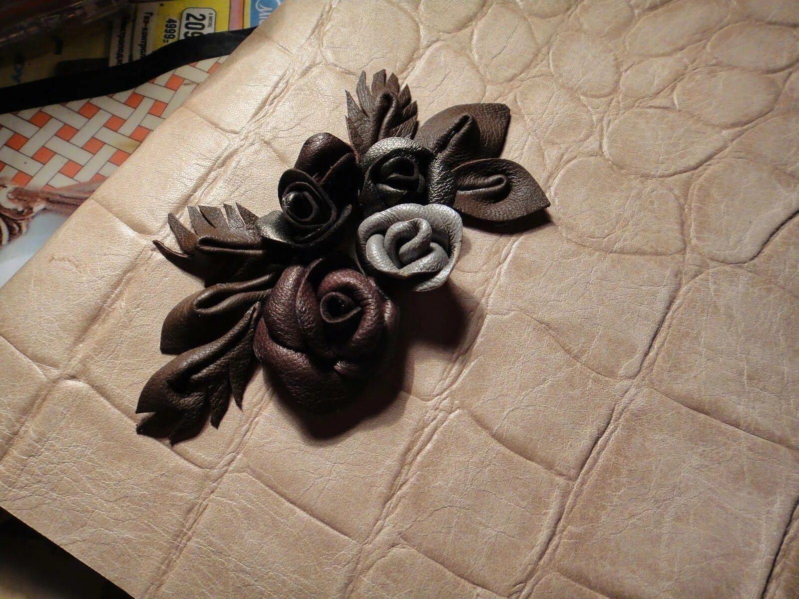 диана светличная авторские сумки. рукоделие из кожи. интерьерные панно из кожи. украшения из кожи ручной работы. композиция из кожи.