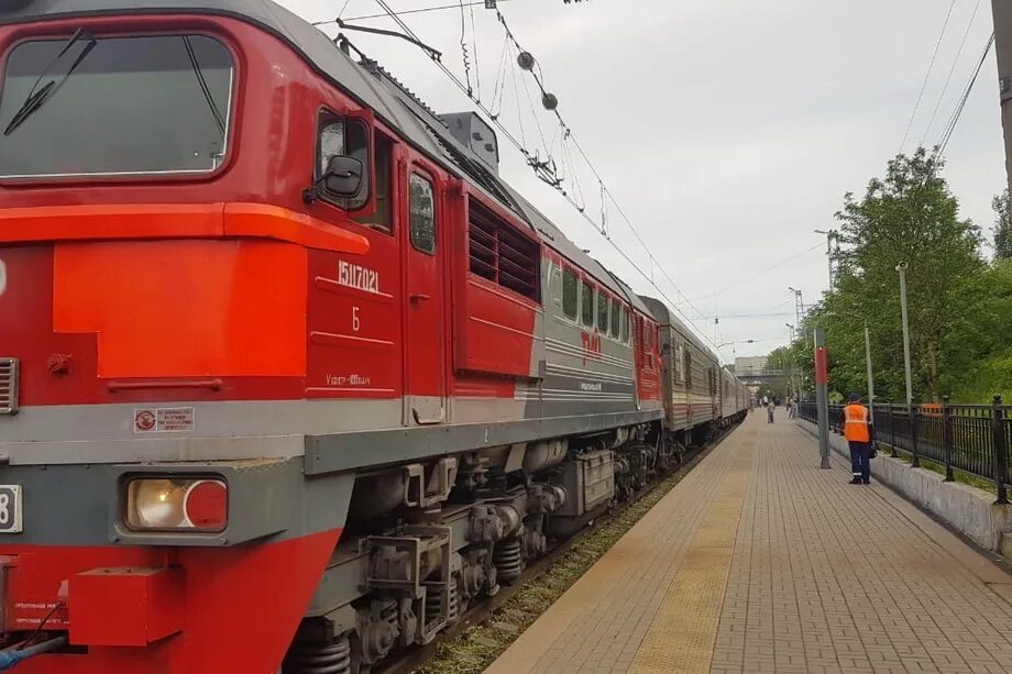 Поезд оленегорск москва. Поезд Мурманск Великие Луки. Поезд Мурманск. Мурманск электричка. Мурманск Пригородная железная дорога.