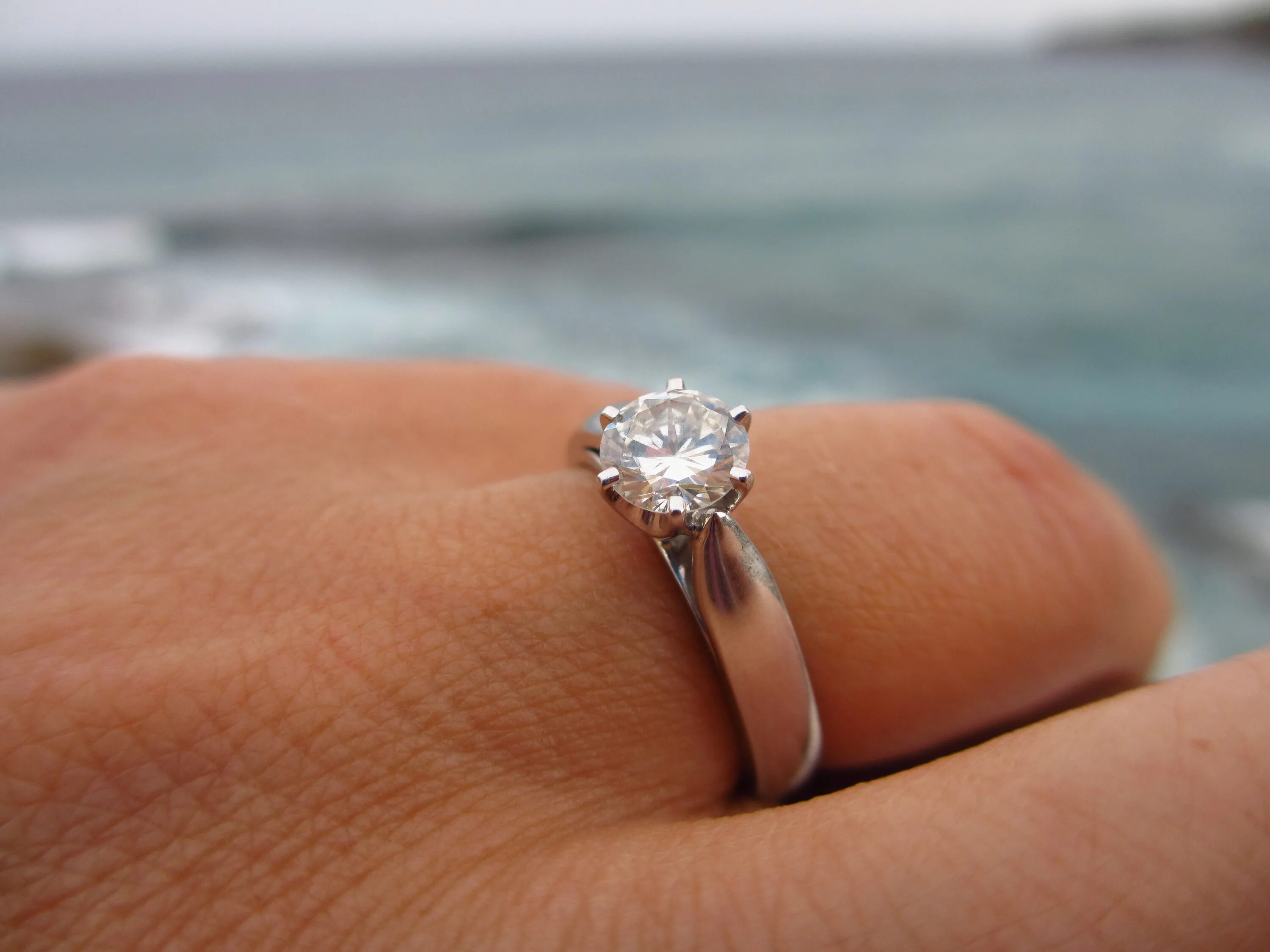 Обручальные и помолвочные кольца тиффани. Помолвочные кольца с бриллиантом на руке. Кольцо с бриллиантом. 4 карат. Кольцо для предложения девушке.