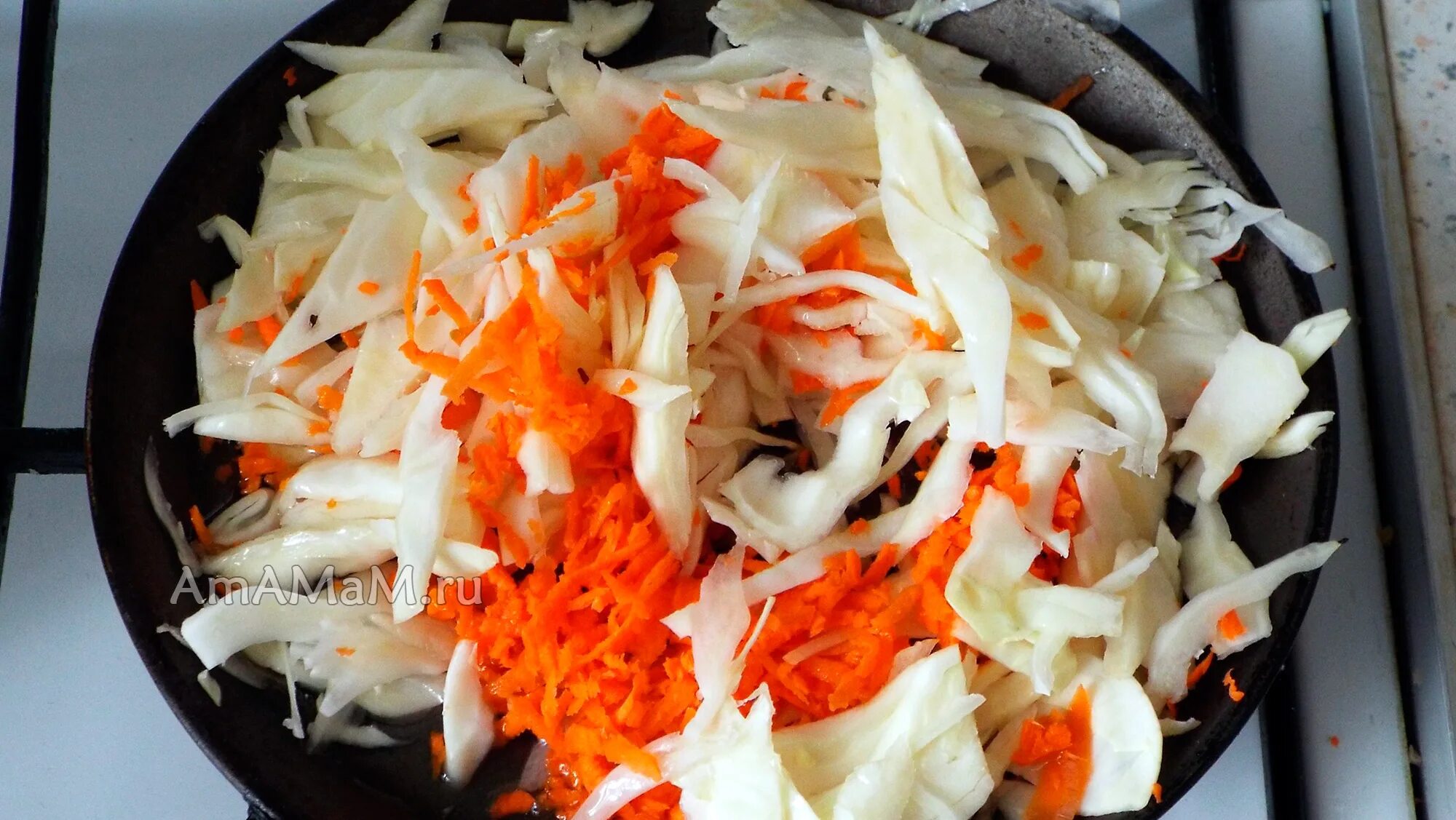 Капуста с морковкой в духовке. Курица с капустой в духовке. Салат с сливочным маслом и яблоком. Капуста с морковкой в духовке. Капуста тушёная в духовке.