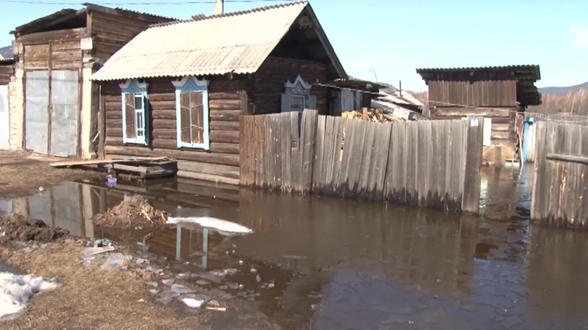 В каких районах подтопление. Подтопление. Подтопление домов талыми водами в России. Чагда подтопление. Село Хабары весенний паводок 2016.