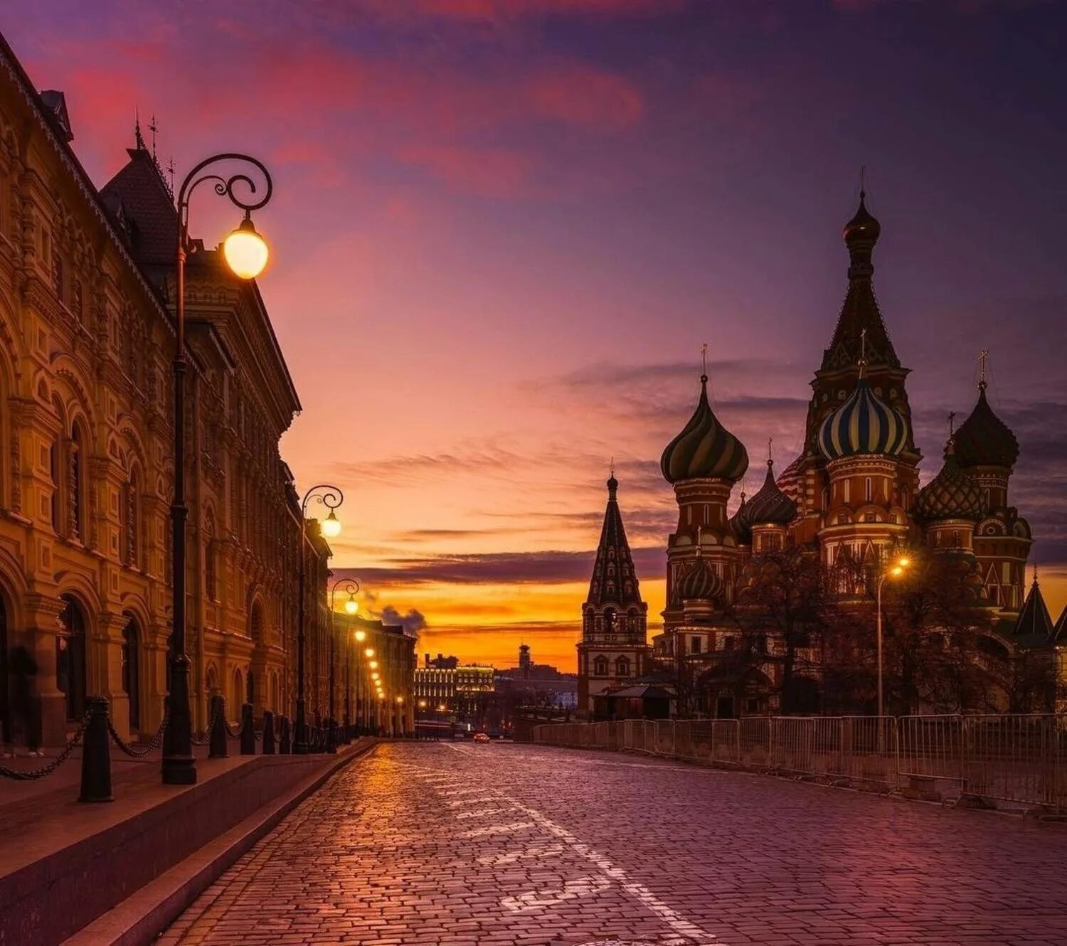 Закат в Москве. Красивый закат в Москве. Улица закат. Рассвет в Москве.