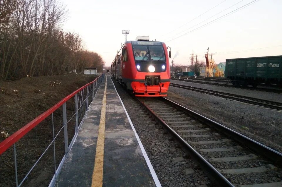 Поезд дальнего следования. Пригородный поезд. Железнодорожный вокзал курск поезд. Курск валуйки поезд. Курск валуйки поезд.