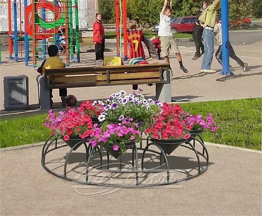 Цветочница 82. Цветочница перед памятником. уличная цветочница в форме вазы на ножке. цветочница уличная под квадратный поддон металлическая.