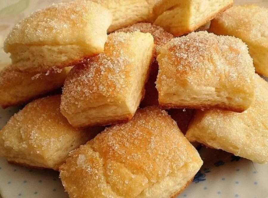 Рецепт теста быстрое печенье. Слоеное печенье. печенье на маргарине вкусное. печенье из слоеного теста. печенье из сложенного теста.