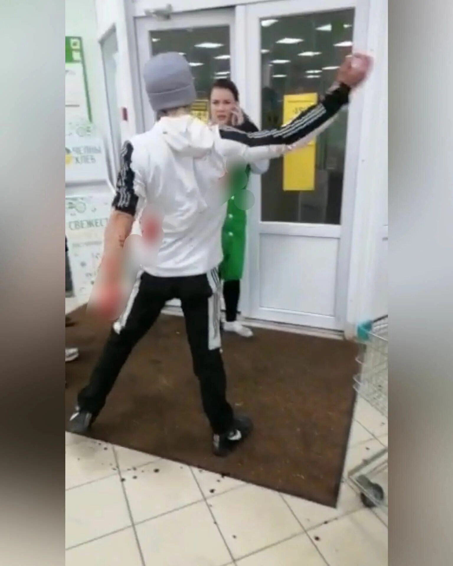 Пацан украл кроссовки в бразилии. Удунян устроил дебош. украл хлеб. вены перерезал подросток.