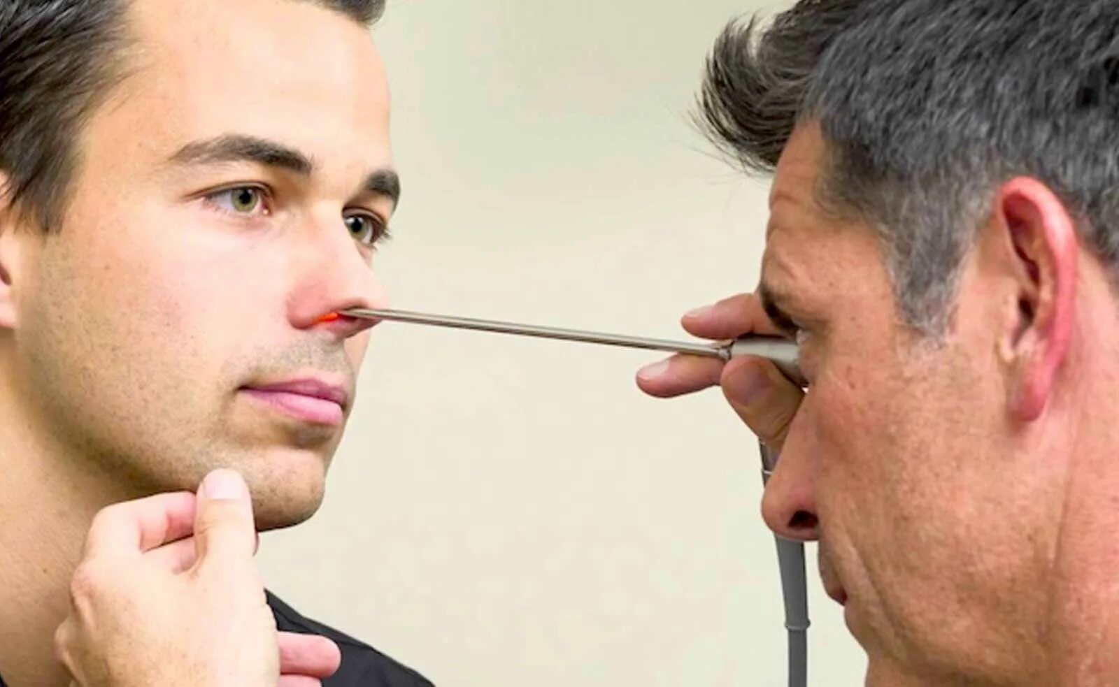 Ринит симптомы у взрослых. Средство от неприятного запаха из носа. Запах дыма в носу причины. Пахнет из носа у взрослого причины. Вонючее лекарство от носа.