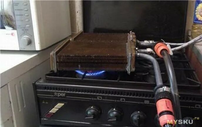 Радиатор на газовую плиту для нагрева. Нагреватель воды на газовую плиту. Газовый котел с плитой. Котел из газовой плиты.