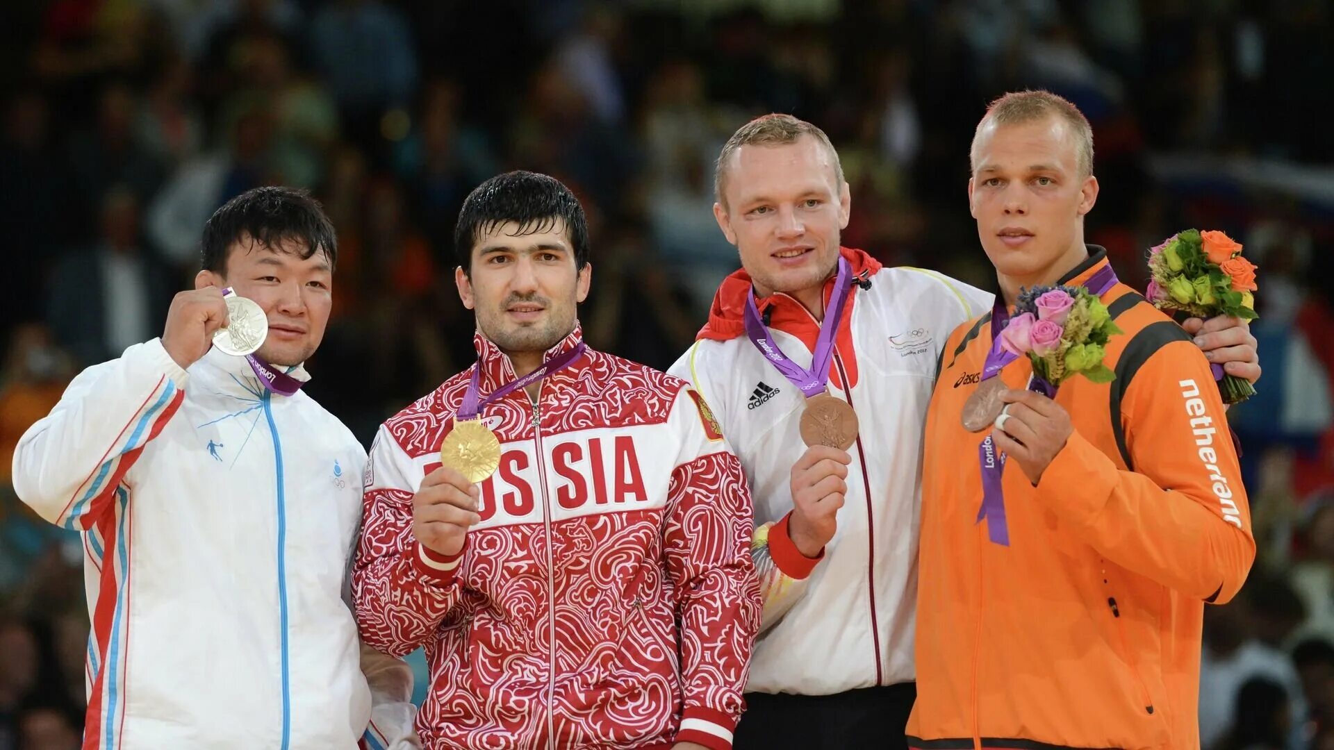 Чемпион россии среди мужчин. Дзюдоисты на пьедестале. Олимпийский пьедестал дзюдо.