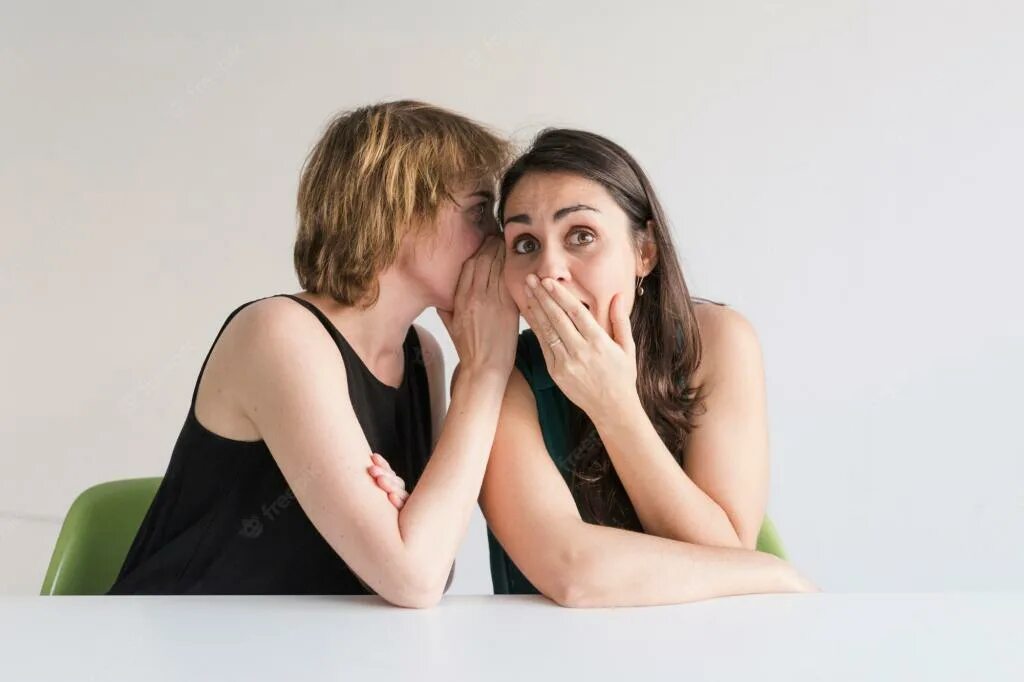 Люди сплетничают. Люди шепчутся. Общительный человек. Мальчик говорит на ухо. Передать секрет.