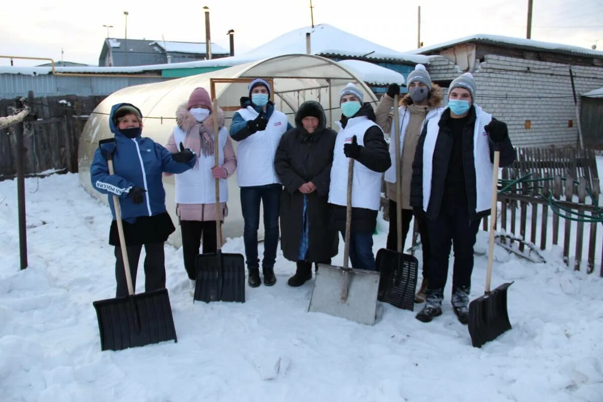 Новости курганской области сегодня свежие последние события. Добровольцы Шадринск. Зауралье благотворительность. Фото волонтеры фото старикам зимой. Молодая пенсионерка Зауралье.