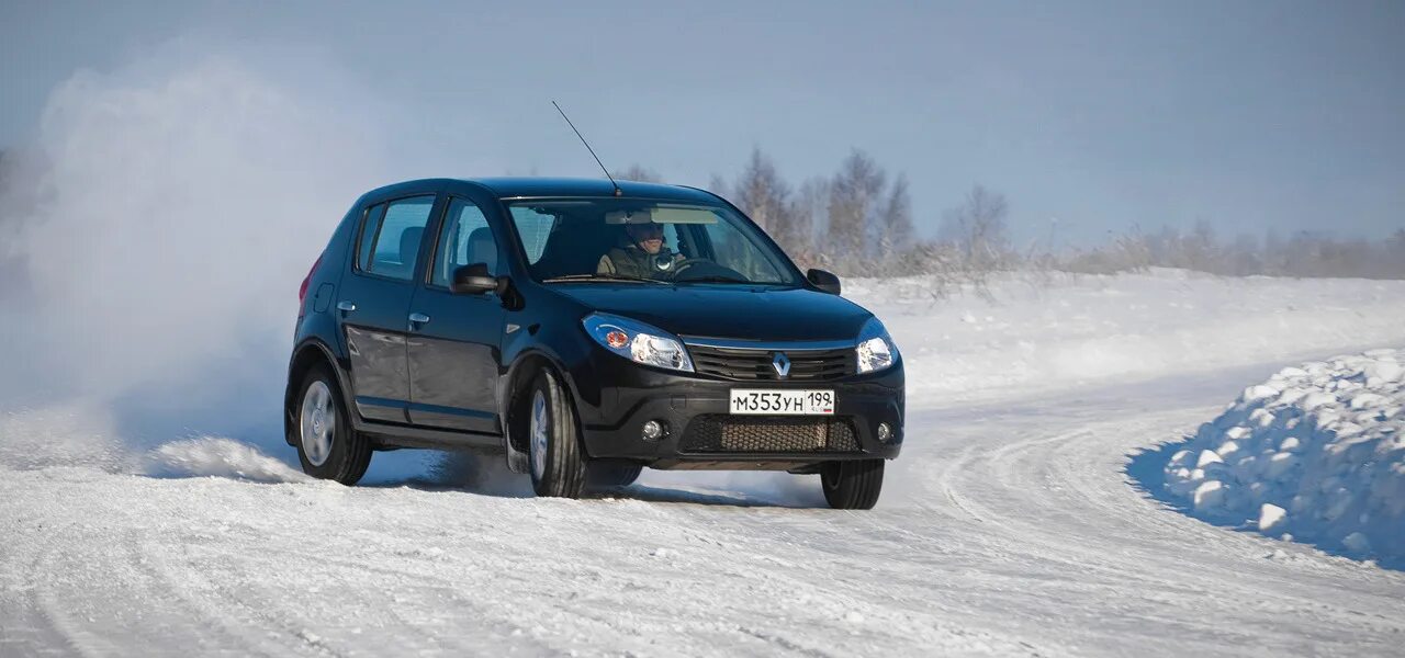 Renault sandero stepway 2021 зимой снег людей видео лес. Степвей 2. Рено сандеро 2 зимой. Рено степвей синий. Рено сандеро зима.