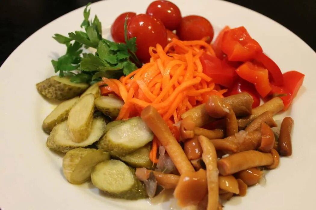 Салат с опятами и корейской морковью. Корейские салаты опята. Салат грибная поляна с опятами. Корейская морковка с опятами. Салат жар птица с опятами.