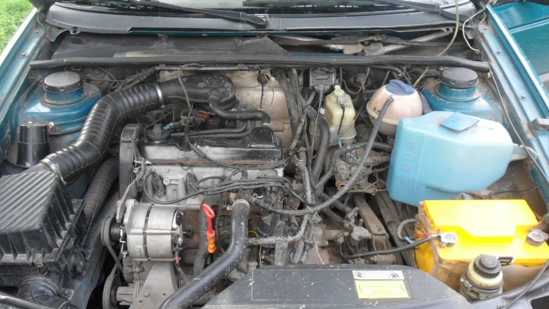 Под капотом Пассат б3 1.8. Подкапотное Volkswagen Passat b3. Фольксваген б3 двигатель. Volkswagen Passat b3 универсал двигатель. Какой двигатель пассат б3