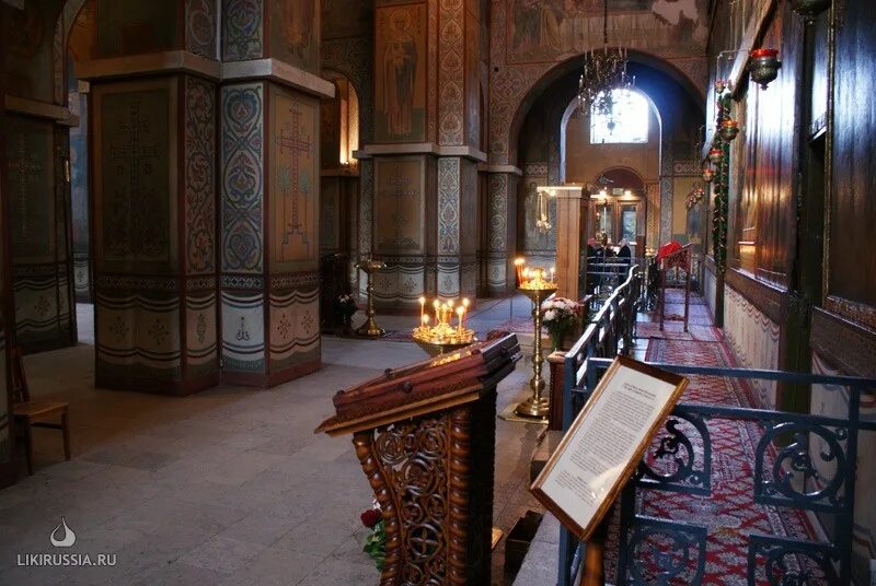 Икона знамение в софийском соборе великий новгород. Софии в богослужение. Мощи в соборе святой софии в новгороде. Собор святой софии великий новгород внутри. Новгородский кремль софийский собор.