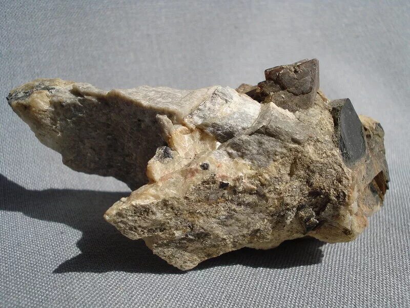 хита урала камень. хита урала. хита урала. микроклин в пегматите. мшанковые известняки в крыму.