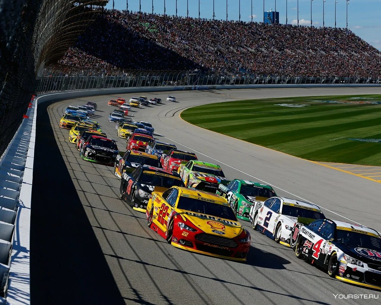 Гоночная машина с препятствиями. NASCAR. Гонщики наскар. Автоспорт наскар. Гонки наскар трасса Дайтона.