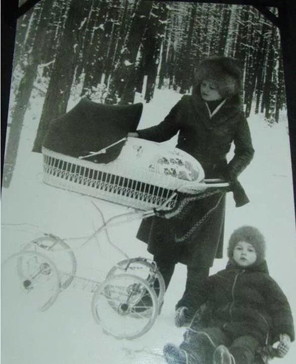 Было время мама гуляли. Детская коляска 1990х годов. Коляска 1975 года детская. Советские мамы с колясками. Зимняя детская коляска СССР.
