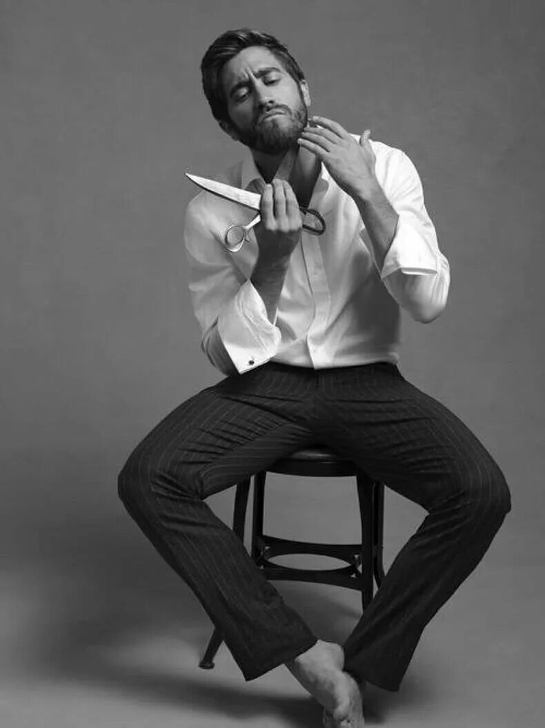 Jake Gyllenhaal gq. Джейк Джилленхол портрет. Джейк Джилленхол 2023. Джейк Джилленхол фотосессия на стуле. Лучшие позы парней