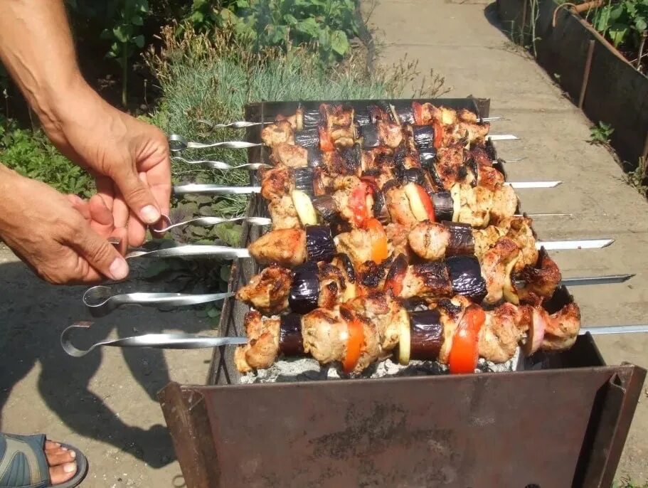 Где готовить шашлык. Шашлыки на даче. шашлык на мангале. шашашлык на даче. стол на даче с шашлыками.