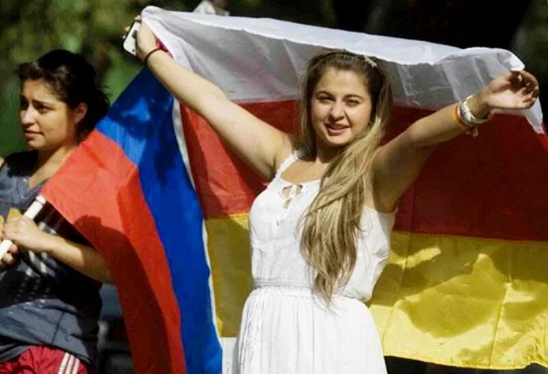 26 Августа 2008 независимость Южной Осетии. Признание независимости Южной Осетии. День независимости Южной Осетии. Девушка с флагом Осетии.