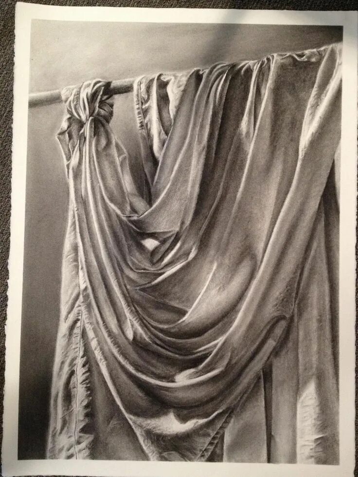 Складки на шторах рисунок. Драпировка леонардо да винчи. Драпировка ткани. Драпировка леонардо да винчи. Стул с драпировкой рисунок карандашом.