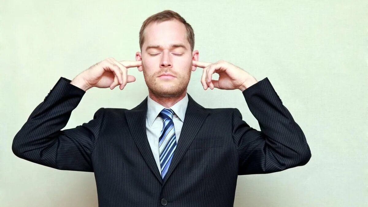 Не хочу идти руководителем. Простывший человек. Мотивация идти на работу. Иду на работу. Хладнокровный человек.